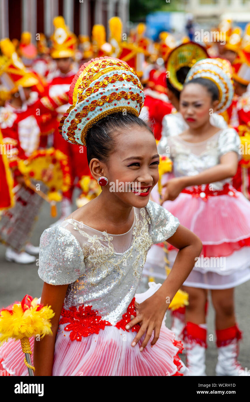 Elementare Filipino Schülerinnen konkurrieren in der Tambor Trumpa Martsa Musika (Drum & Bugle Corps) Contest, Dinagyang Festival, Iloilo, auf den Philippinen. Stockfoto