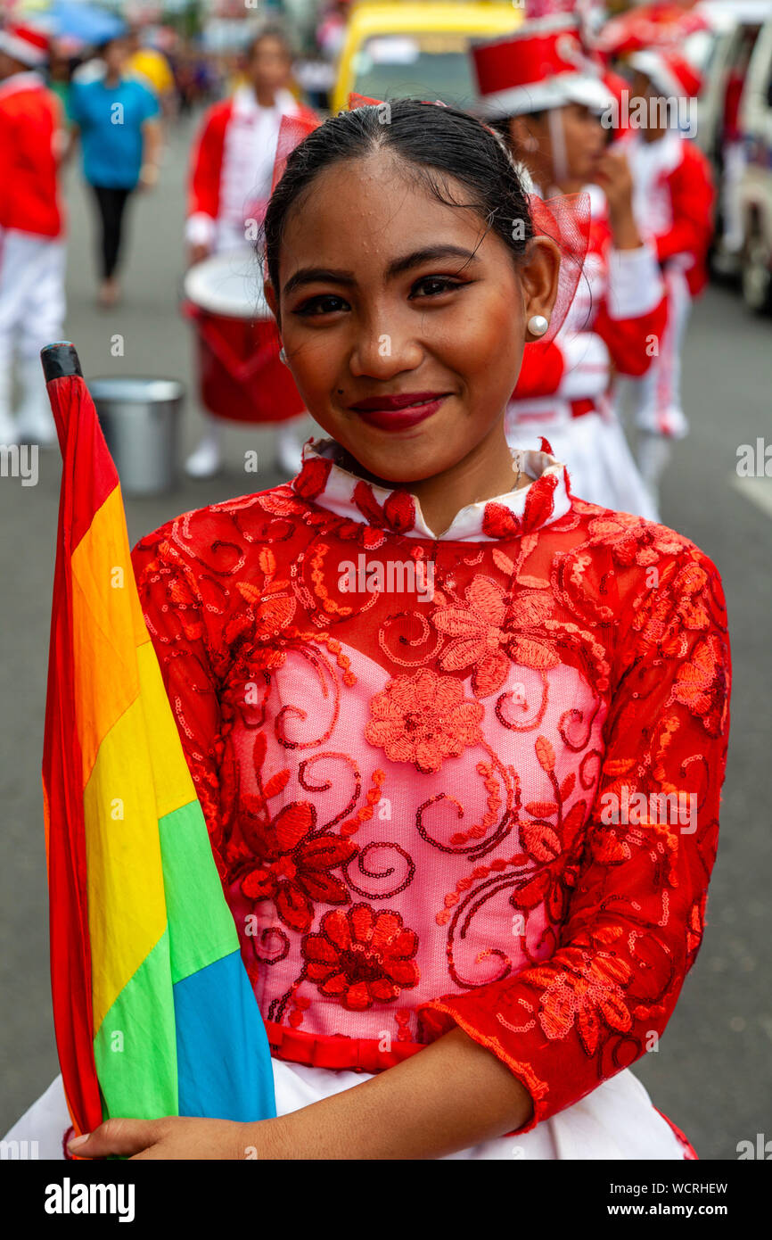 Ein Filipino sekundäre Schulmädchen posiert für ein Foto während der TAMBOR Trumpa Martsa Musika (Drum & Bugle Corps) Contest, Dinagyang, Iloilo, Philippinen Stockfoto