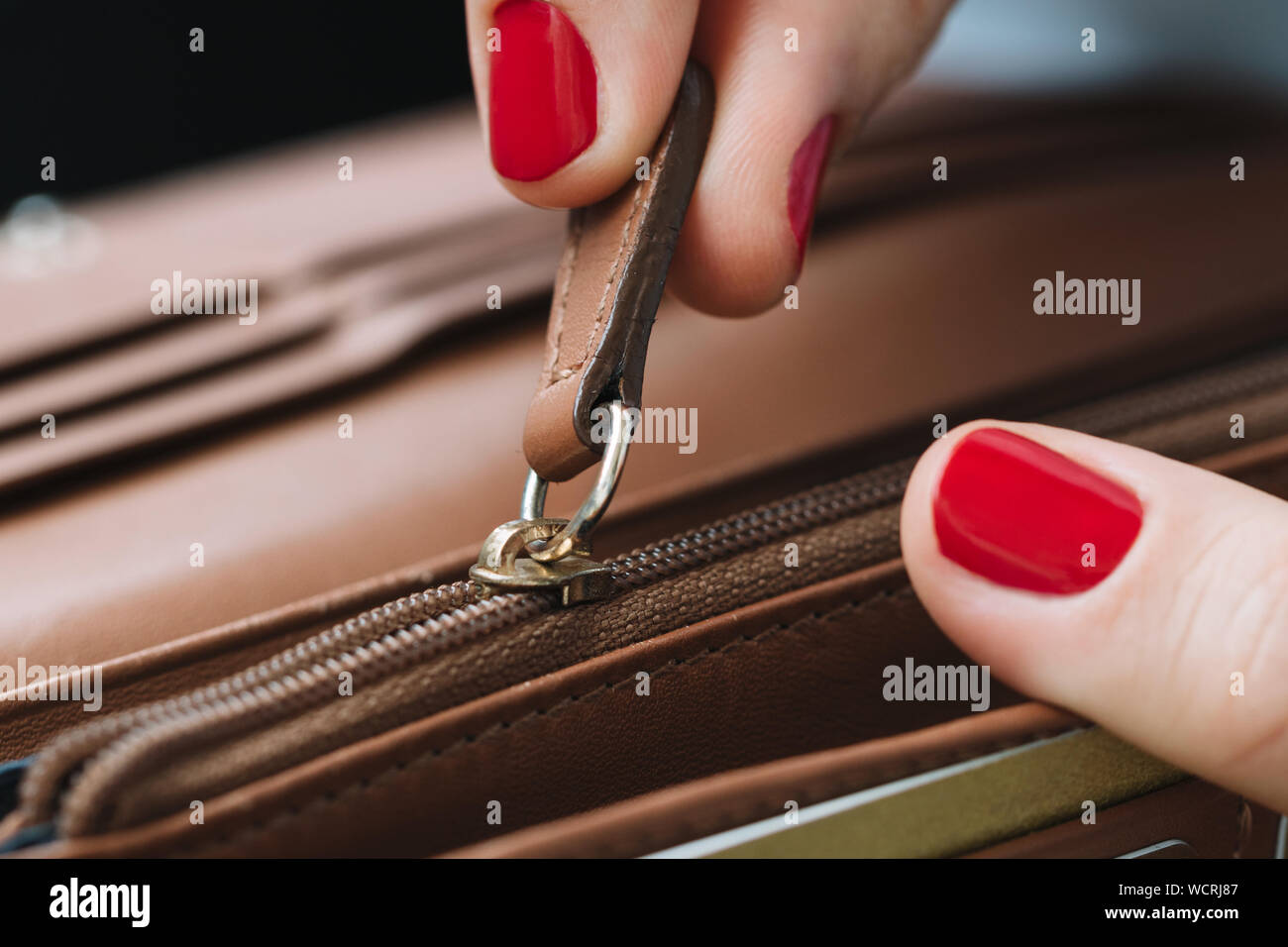 In der Nähe von 7/8-Frau ziehen Clutch Reißverschluss Stockfotografie -  Alamy