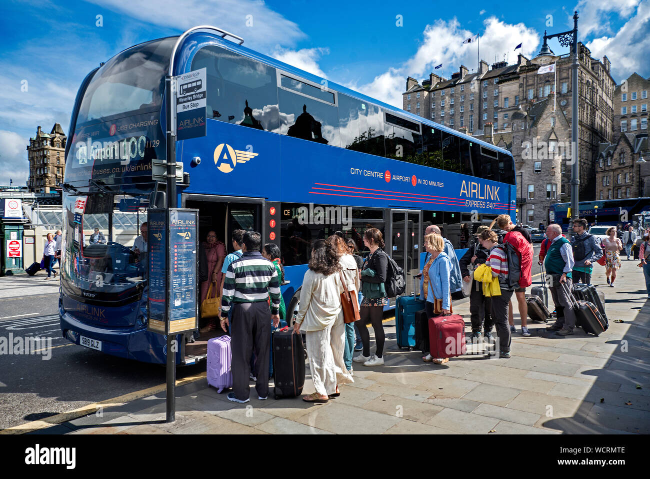Die fahrgäste an der Waverley Bridge boarding Der Airlink Bus zum Flughafen zu Flughafen Edinburgh. Stockfoto