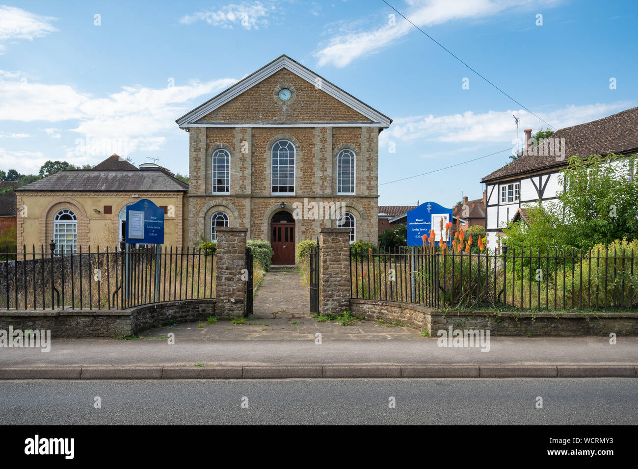 Elstead und Blick auf das Dorf mit dem URC Church (Vereinigte Reformierte Kirche) und einem Holzrahmen Cottage, Surrey, Großbritannien Stockfoto