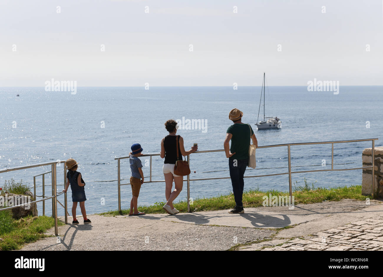 Rovinj, Kroatien Familie auf Urlaub mit Blick auf das Meer Stockfoto