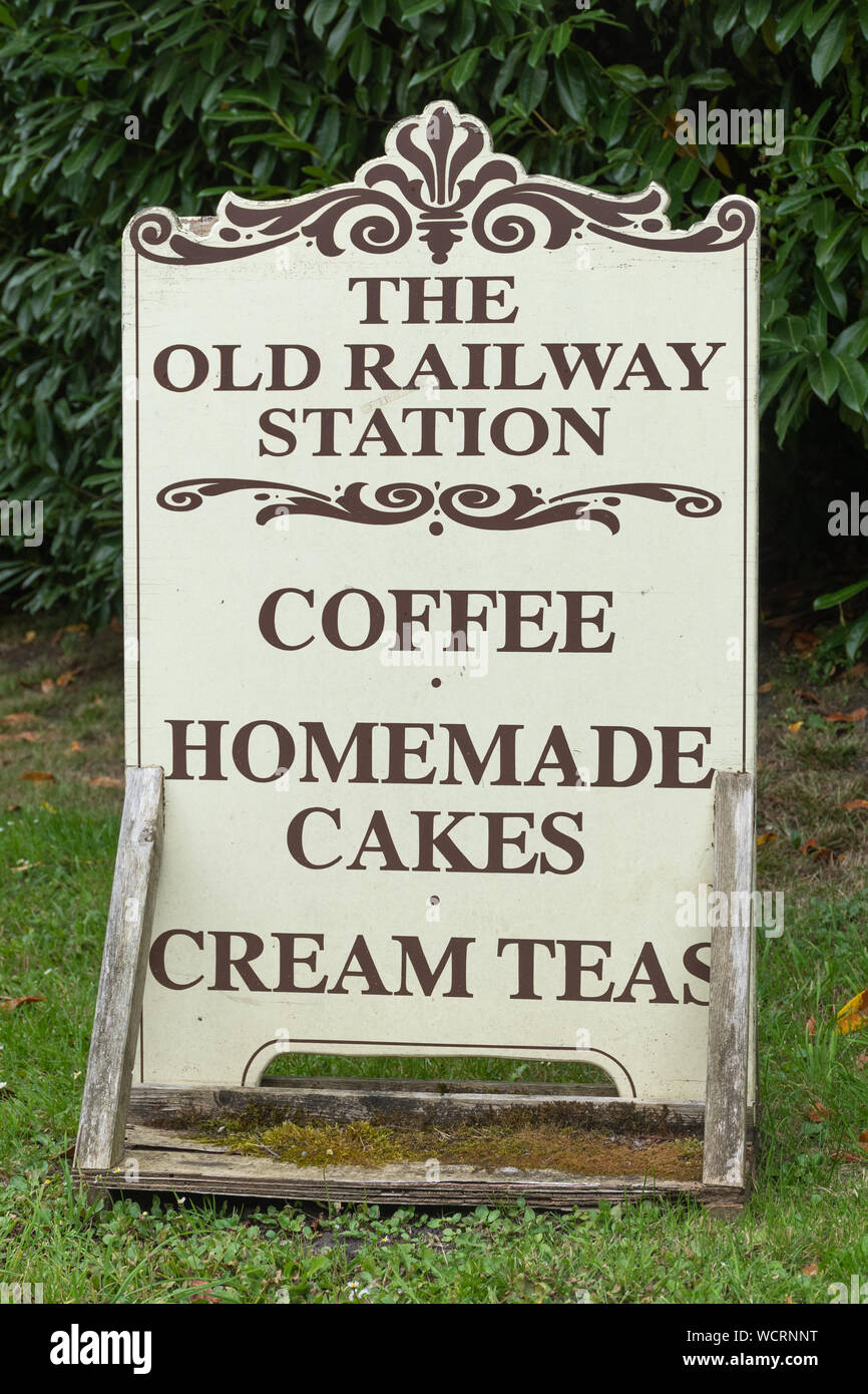 Schild am Alten Bahnhof in Petworth, West Sussex, UK, nun für Unterkunft und als Teestube verwendet. Stockfoto