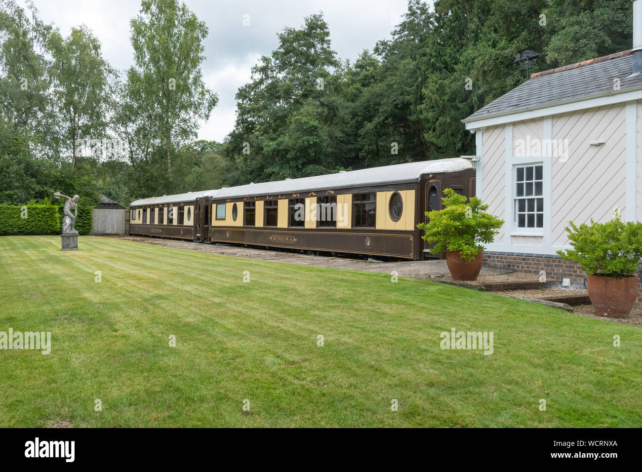 Der alte Bahnhof in Petworth, West Sussex, UK, nun für die Unterkunft verwendet und als Teestube, mit Pullman Wagen Stockfoto