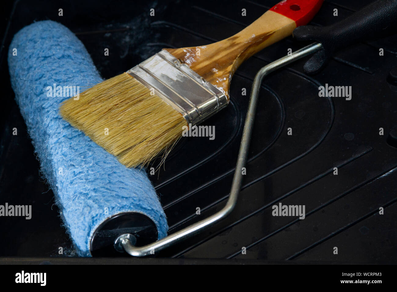 Pinsel und Roller Farbe auf das Fach Stockfoto