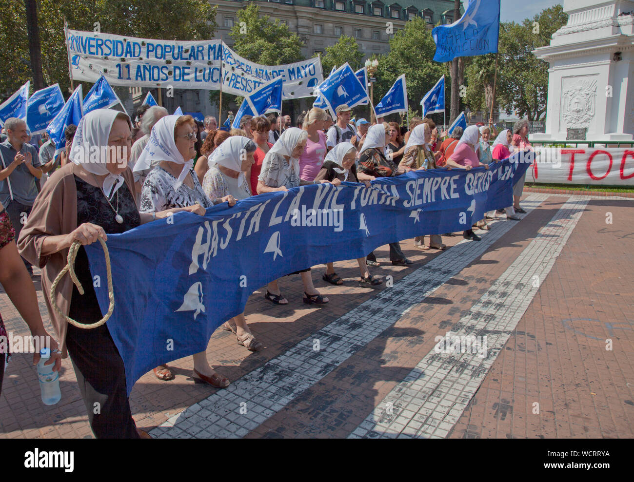 Die Mütter der Plaza de Mayo während der wöchentlichen Demonstration das Schicksal der verschwundenen Kinder und Enkel während der schmutzigen Krieg und Diktatur von 1976-1983. Buenos Aires, Argentinien. Stockfoto