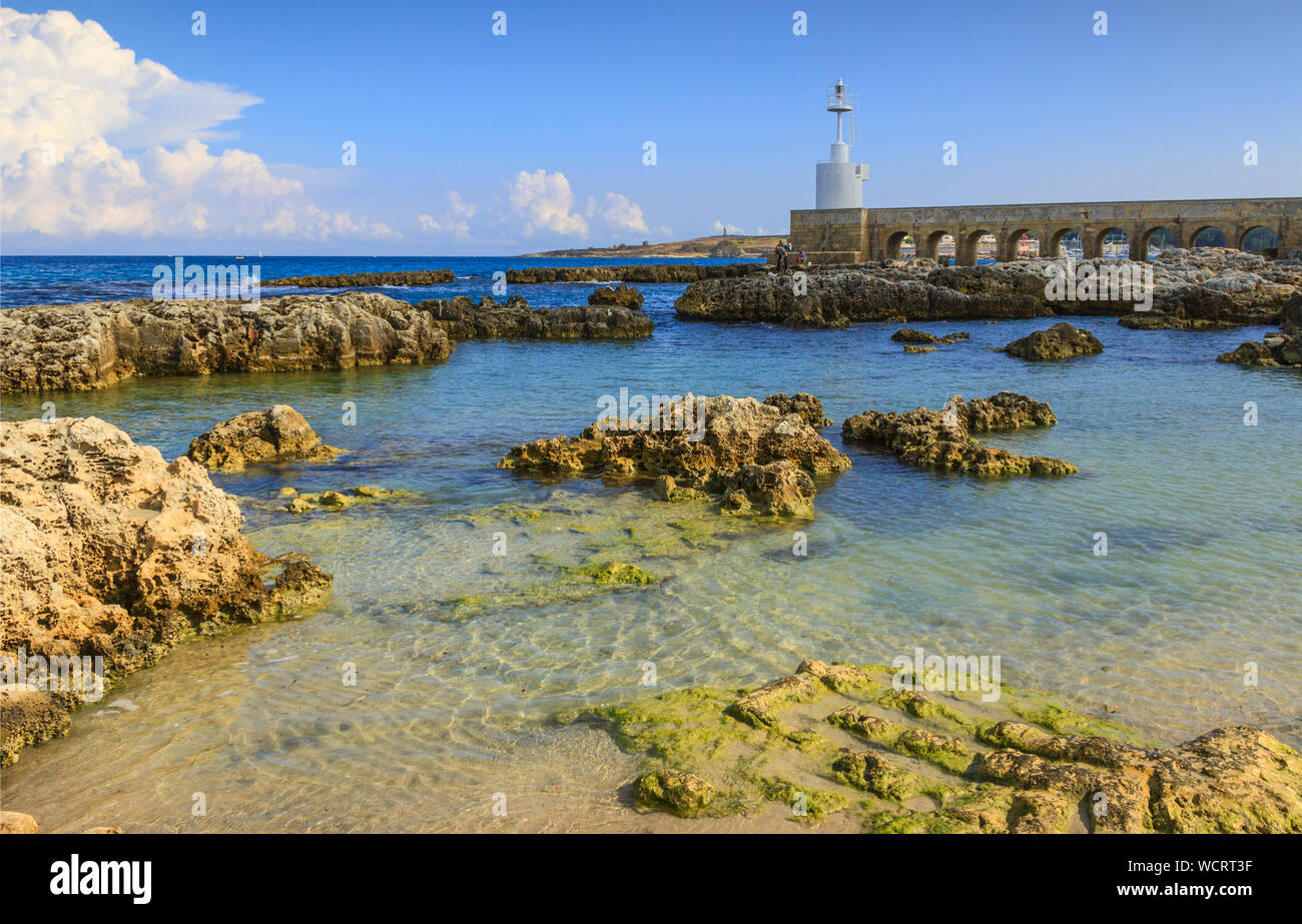 Der weiße Leuchtturm der Stadt Otranto, Halbinsel Salento, Region Apulien, Italien. Stockfoto