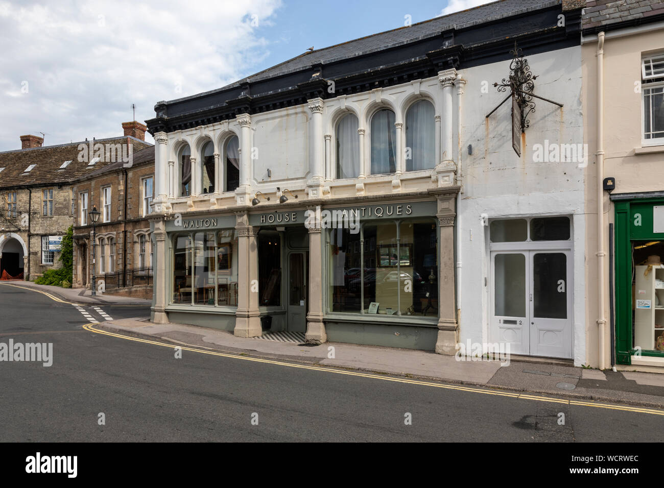 Walton House Antiques, The Walton Building, The Square, Mere, Wiltshire, England, Großbritannien Stockfoto