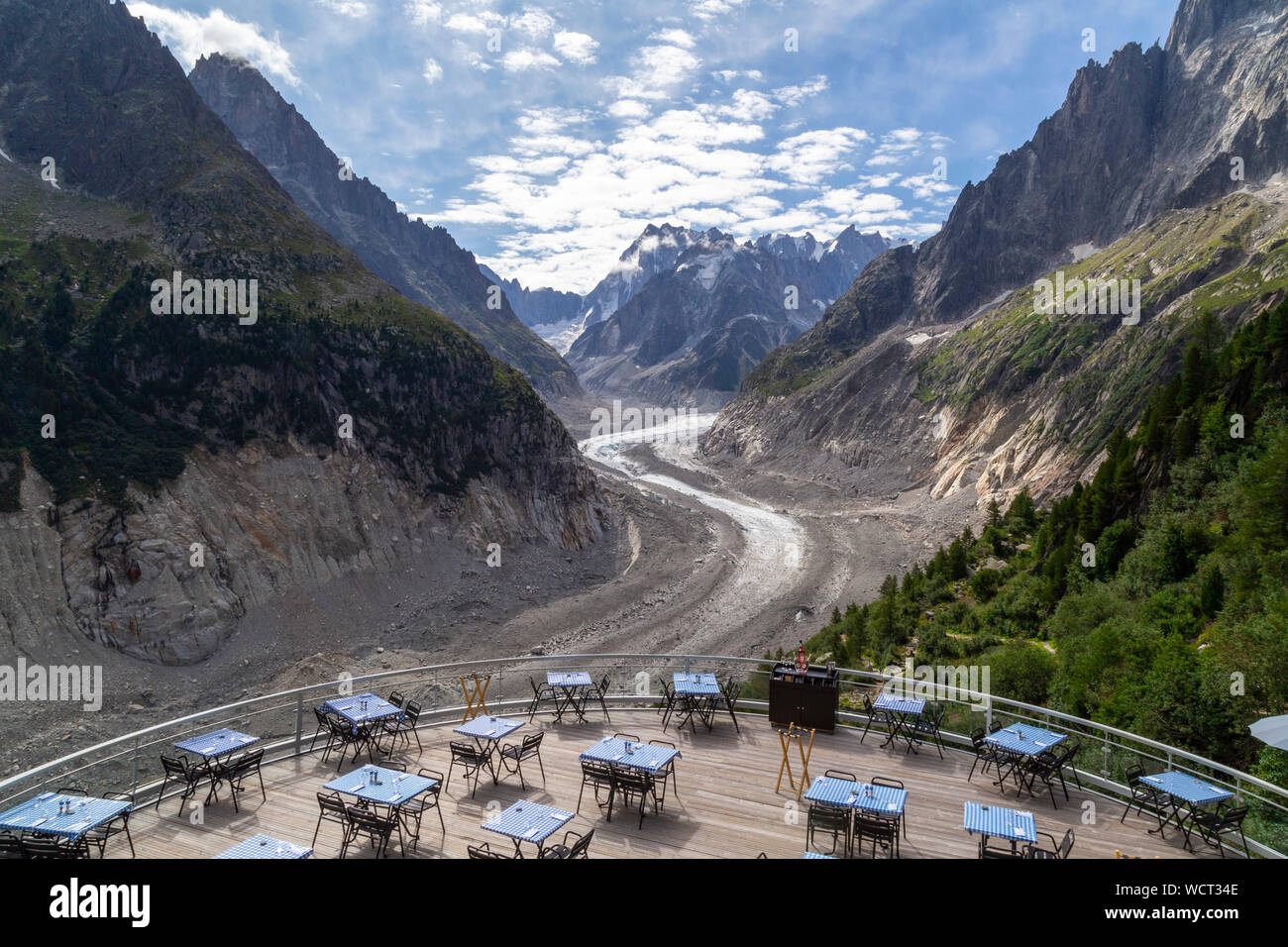 Panoramablick vom Restaurant, wo Sie das Mer de Glace Gletscher sehen kann ist eine berühmte Gletscher, die sich auf den nördlichen Hängen des Mont B befindet. Stockfoto