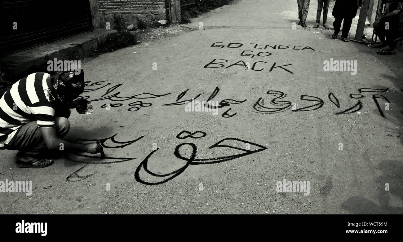 Die 2016-17 Unruhe in Kaschmir, die auch als Burhan Nachwirkungen bekannt ist, bezieht sich auf eine Reihe von gewalttätigen Protesten in der muslimischen Mehrheit Kaschmir-tal im Indischen verwalteten Staat Jammu und Kaschmir. Es begann mit der Tötung von Burhan Wani, die militanten Kommandant der Kaschmir-basierte Hizbul Mujahideen profreedom Gruppe von indischen Sicherheitskräften am 8. Juli 2016. Nach seiner Ermordung, anti-Indien Proteste in ganz Kaschmir Tal. Ausgangssperre wurde im Kaschmir-tal auferlegt, mobile Dienste wurden von der staatlichen Regierung ausgesetzt. Kaschmir-tal blieb unter 53 Tage der aufeinanderfolgenden Sperrstunde war Stockfoto