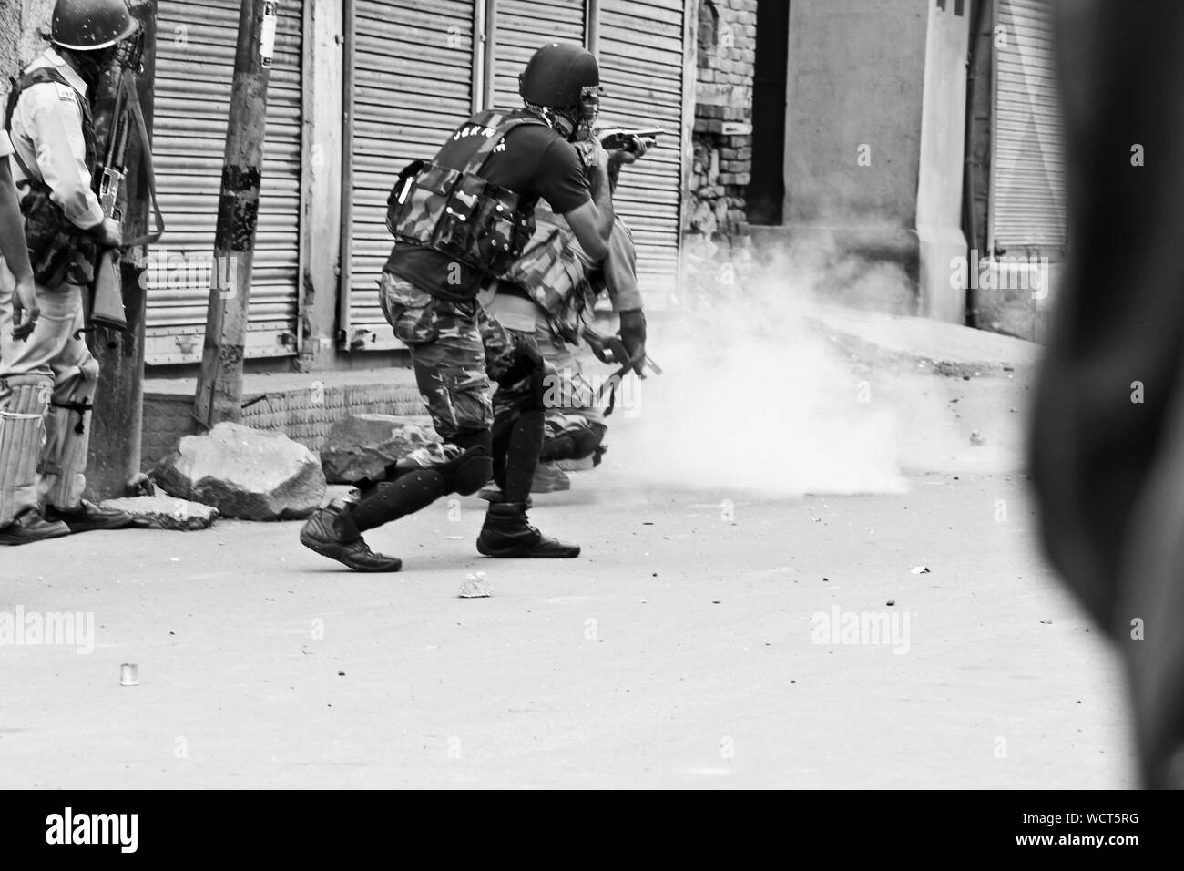 Die 2016-17 Unruhe in Kaschmir, die auch als Burhan Nachwirkungen bekannt ist, bezieht sich auf eine Reihe von gewalttätigen Protesten in der muslimischen Mehrheit Kaschmir-tal im Indischen verwalteten Staat Jammu und Kaschmir. Es begann mit der Tötung von Burhan Wani, die militanten Kommandant der Kaschmir-basierte Hizbul Mujahideen profreedom Gruppe von indischen Sicherheitskräften am 8. Juli 2016. Nach seiner Ermordung, anti-Indien Proteste in ganz Kaschmir Tal. Ausgangssperre wurde im Kaschmir-tal auferlegt, mobile Dienste wurden von der staatlichen Regierung ausgesetzt. Kaschmir-tal blieb unter 53 Tage der aufeinanderfolgenden Sperrstunde war Stockfoto