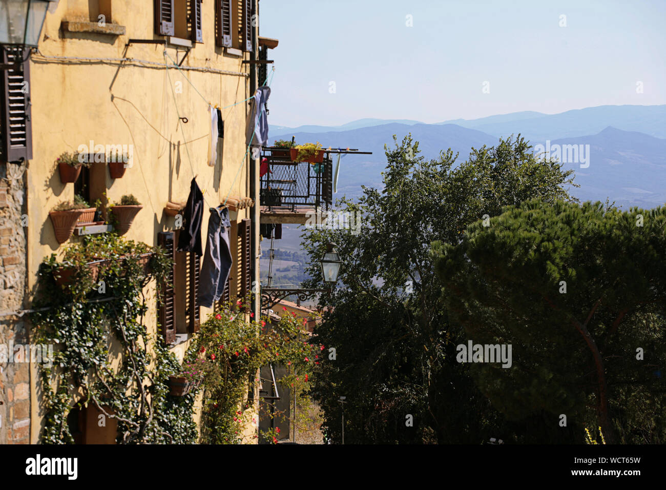 Die alten Häuser und die Aussicht auf die umliegenden Hügel, Via Lungo le Mura di Porta all'Arco, Volterra, Toskana, Italien Stockfoto