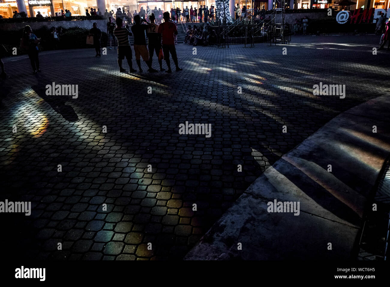 Die Leute auf dem Bürgersteig in der Stadt bei Nacht Stockfoto