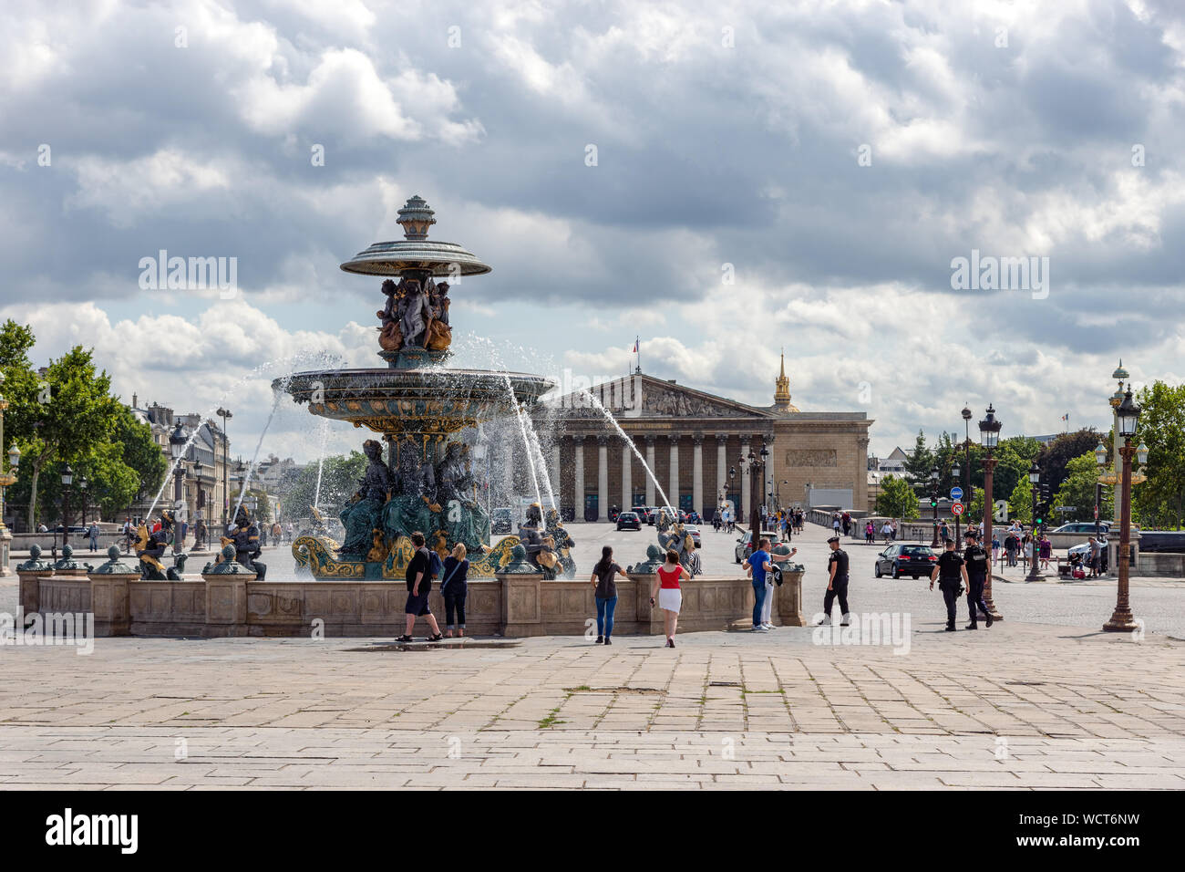 Ein Brunnen auf dem Place de la Concorde in Paris, Frankreich Stockfoto