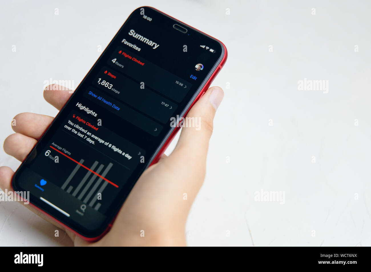 Bischkek, Kirgisistan - 6. Juni 2019: Neue Gesundheit Anwendung in Ios 13. Man verwendet eine neue App auf dem iphone X. Stockfoto