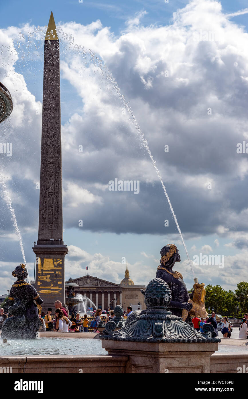 Ein Brunnen und den Obelisken auf der Place de la Concorde in Paris, Fra Stockfoto