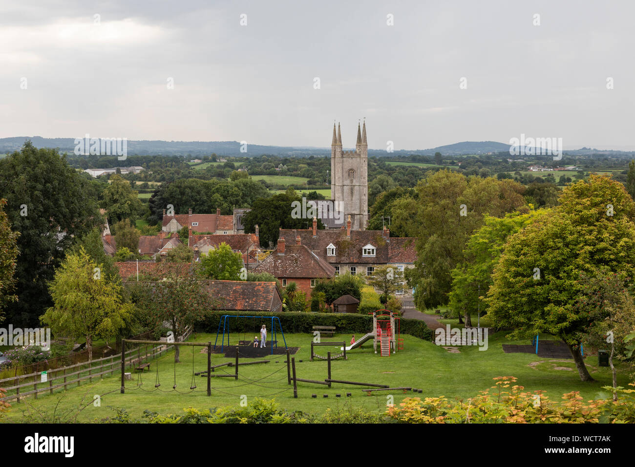 Blick auf die Stadt Mere von Castle Hill, Mere, Wiltshire, England, Großbritannien Stockfoto