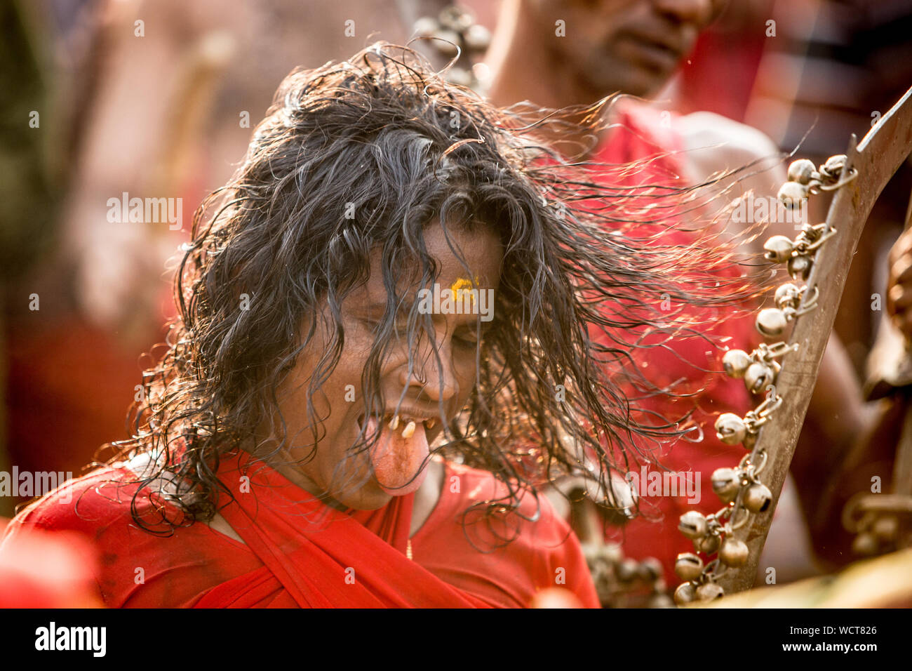 Kodungallur bharani kaavu theendal hinduistischen Festival indische Kultur kerala Tourismus Hingabe Göttin Zunge durchdringenden religiösen Ritual Stockfoto