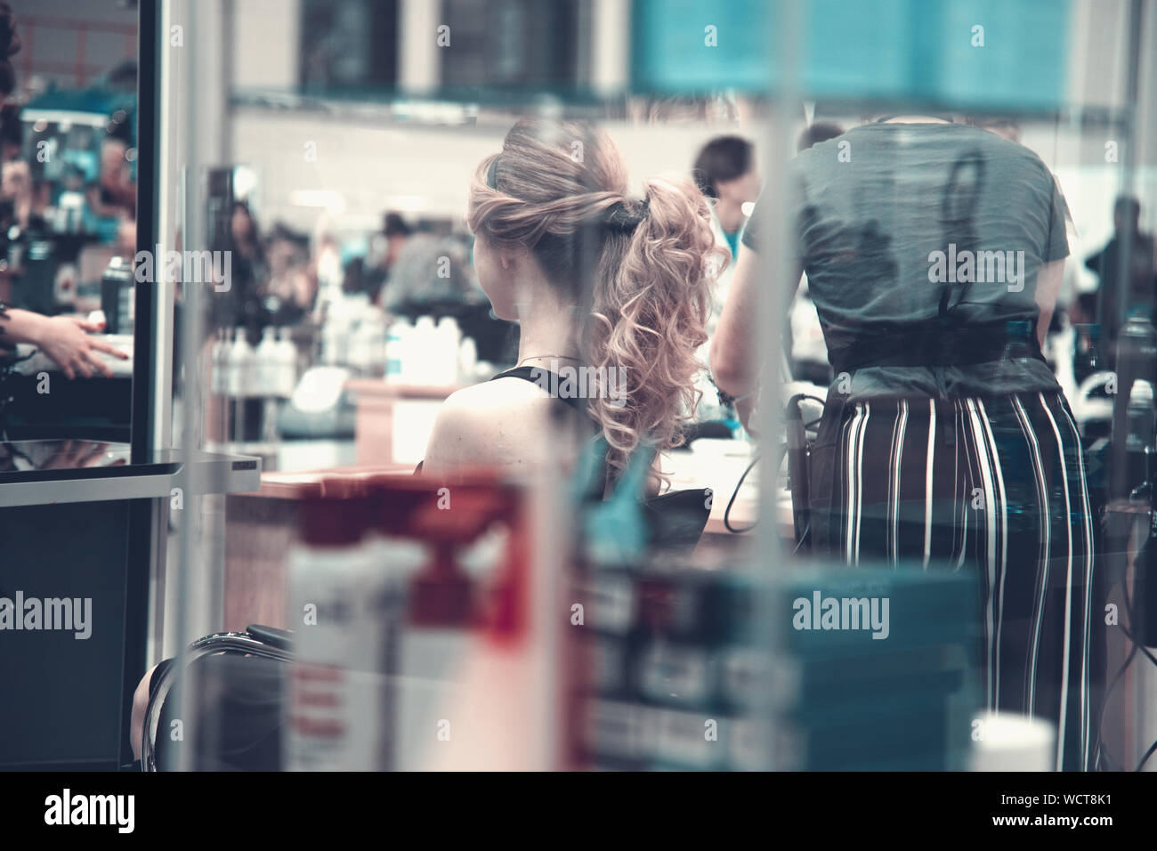 Toller Schönheitssalon. Barbershop. Modischen Stil. Weibliche Schönheit. Trend Frisuren. Straffende und Imitation von Filmkorn. Stockfoto