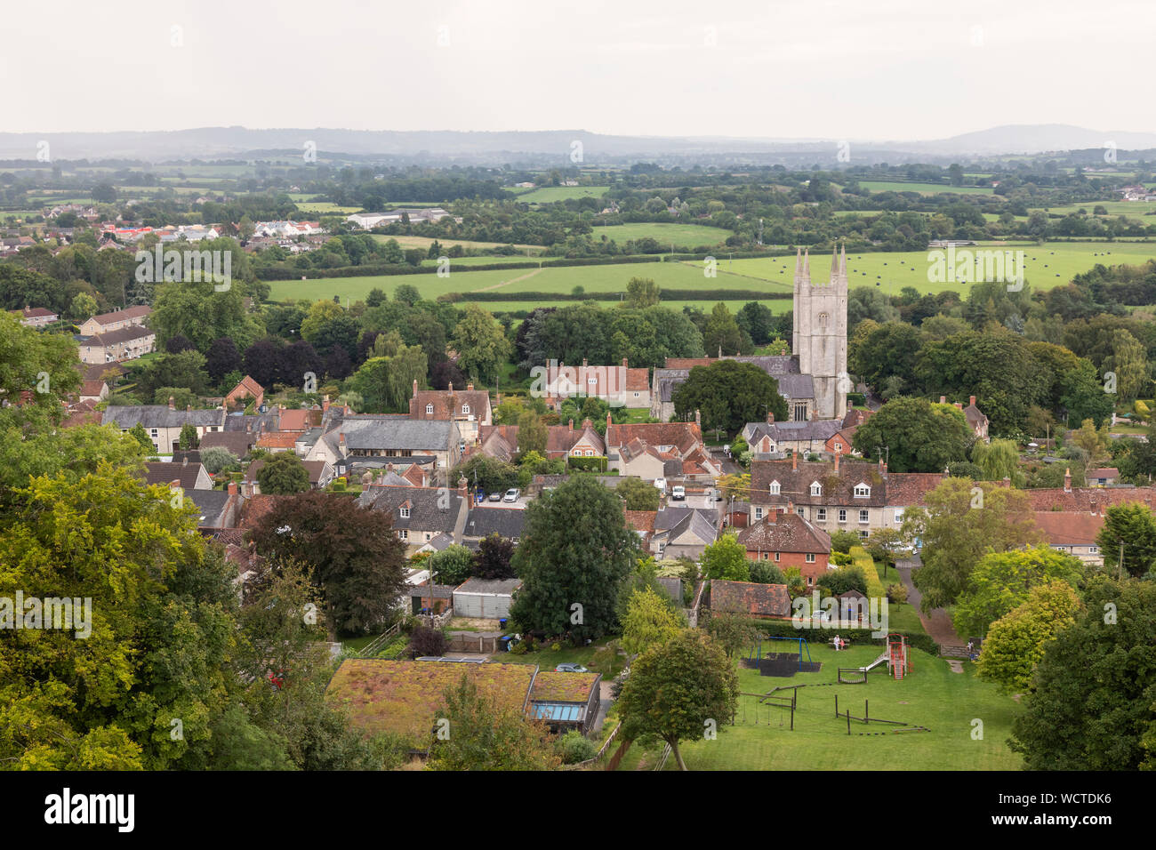 Blick auf die Stadt Mere von Castle Hill, Mere, Wiltshire, England, Großbritannien Stockfoto