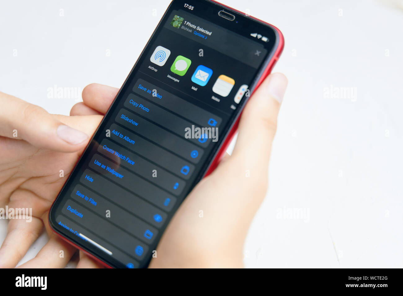 Bischkek, Kirgisistan - 6. Juni 2019: Neue Aktie Blatt in iOS 13. Man verwendet eine neue App auf dem iphone X. Stockfoto