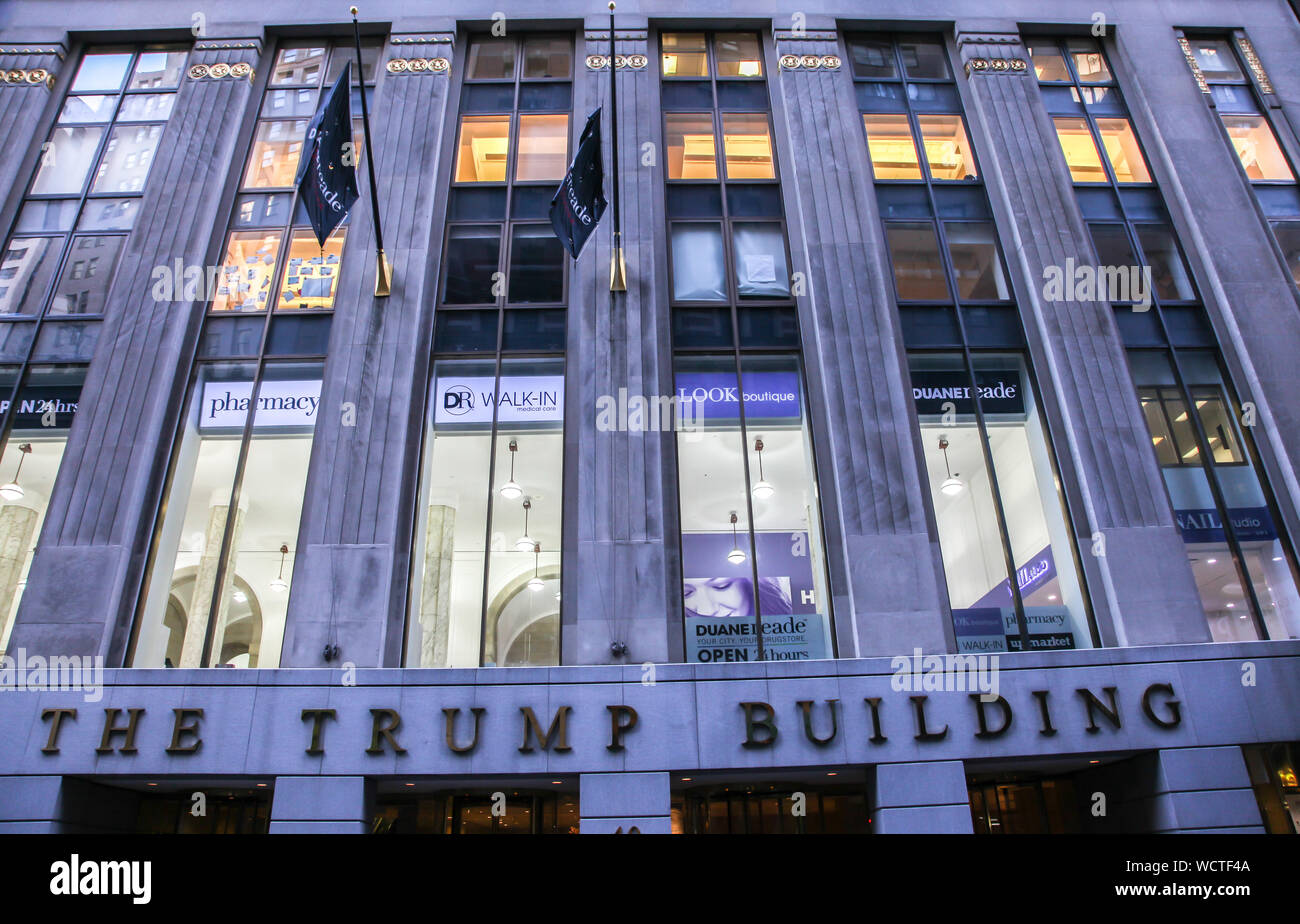 New York City, New York, USA - 28. November 2016: Der Trumpf Gebäudeansicht Seufzer von stret. Stockfoto