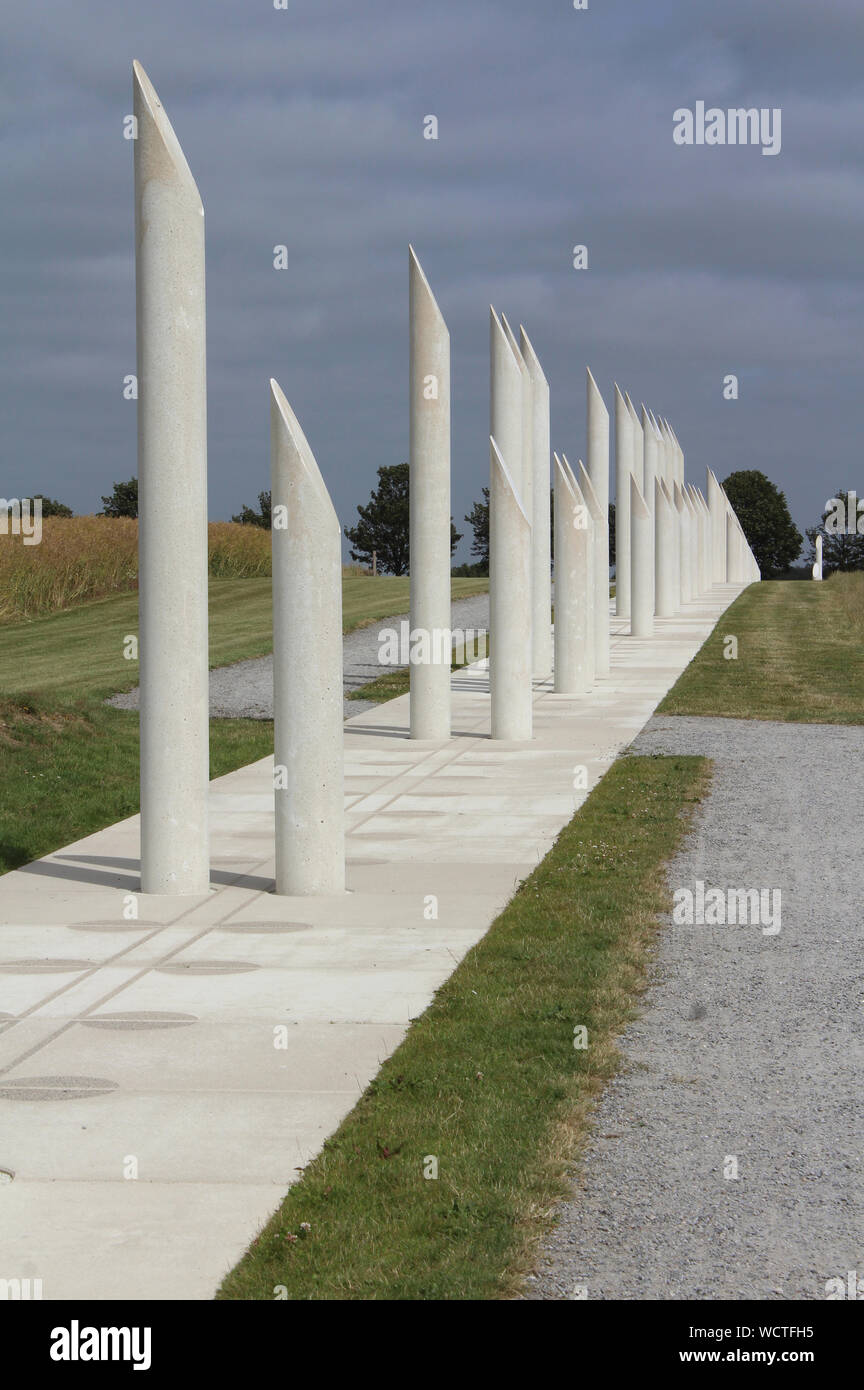 JELLING, Dänemark, 15. JULI 2019: Jelling palisade Denkmal, der Bereich der Wikingerzeit hölzernen Palisade jetzt von weißem Beton Beiträge gekennzeichnet. Stockfoto