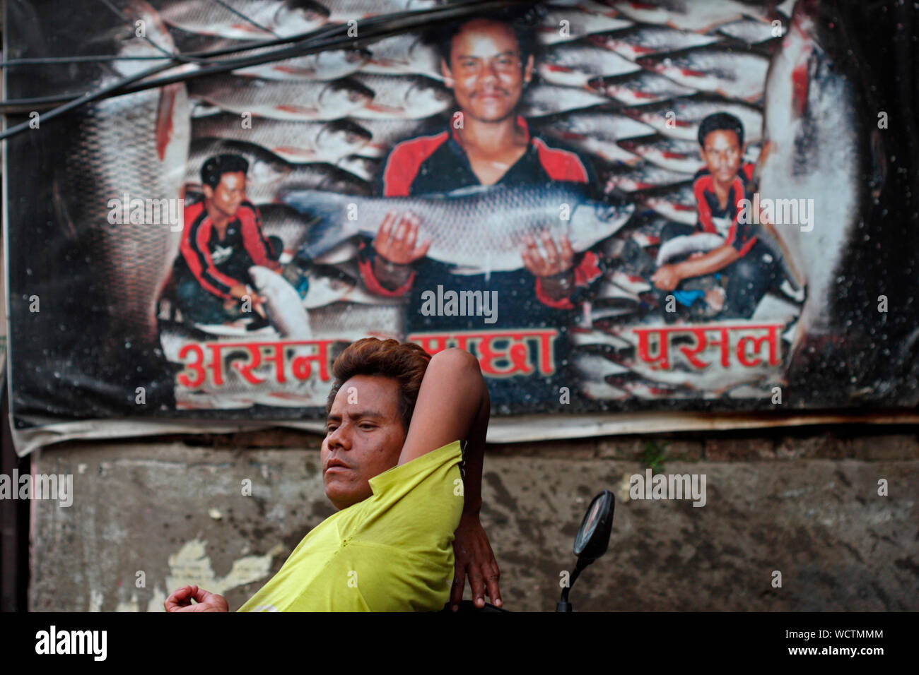 Ein Fisch Anbieter, in Ason, Kathmandu, Nepal. 2010. Stockfoto