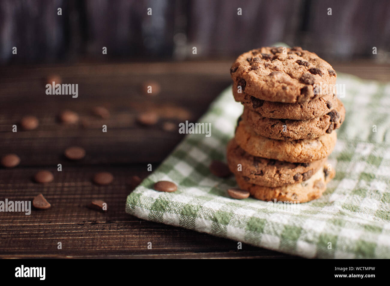 Haferflocken Leber liegt in der Nähe der Serviette in das Feld ein. Rustikale Tabelle. Vintage Muskelaufbau. Diätetische nützliche Cookies ohne Gluten. Kopieren Sie Platz. Stockfoto