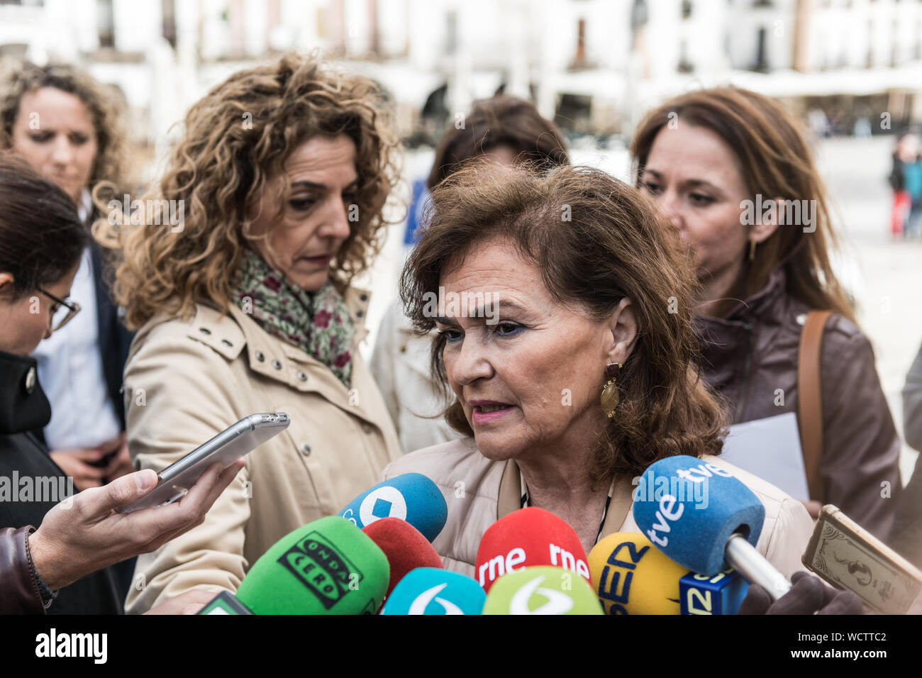 Spanisch Vizepräsident Carmen CALVO POYATO auf einer Pressekonferenz in der Plaza Mayor de Caceres, Extremadura, Spanien Stockfoto