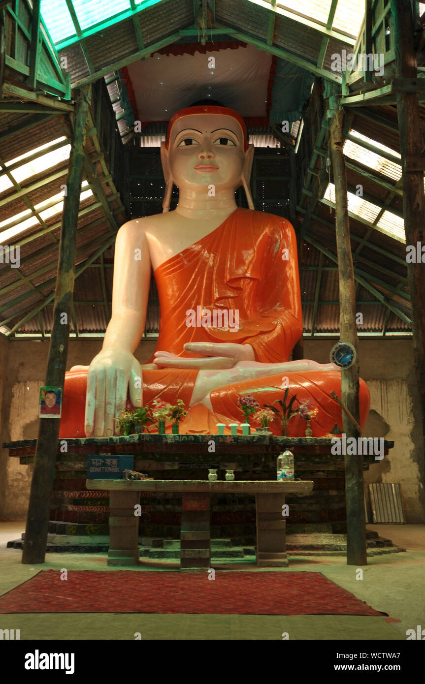 Die 37 Meter hohe Statue des Sitzenden Buddha im Buddhistischen Tempel in Kuakata, ist eine große touristische Attraktion neben seinem natürlichen Strände. Kuakata, Patuakhali, Bangladesch. 26. April 2010. Stockfoto