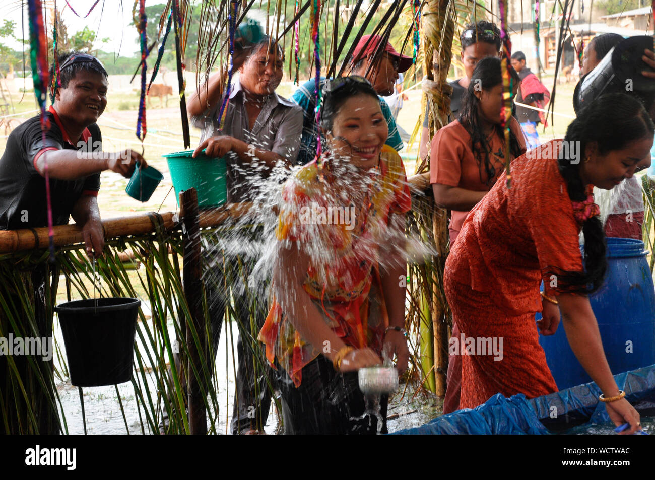 Junge Männer und Frauen aus der Rakhain community Spritzwasser auf jedem anderen Jalkeli Utshab (Wasser Festival), in Cox's Bazar, Chittagong, Bangladesch zu feiern. 26. April 2010. Stockfoto