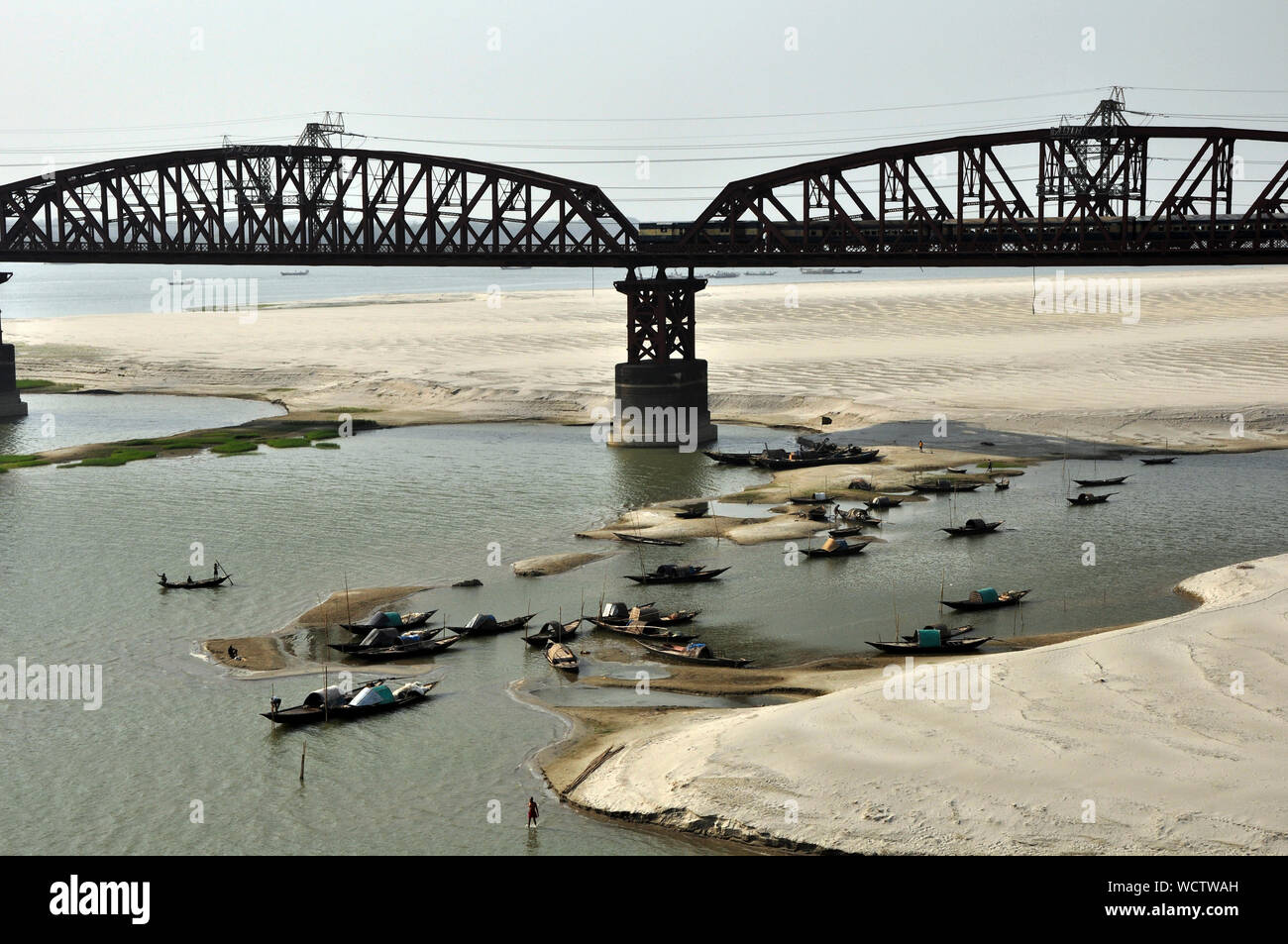 Die 1,8 km lange Hardinge Brücke über den Fluss, auf die Trocknung Padma Dhaka - Kolkata Bahnstrecke. Die Brücke verbindet Pakshi und Bheramara Stationen auf Breitspur Eisenbahn, aus dem südwestlichen Division von Khulna zu Parbatipur im nördlichen Bereich der Rangpur. Die Brücke wurde 1912 von dem britischen Ingenieur Sir Robert Gailes erbaut und nach Herrn Hardinge, der Vizekönig von Indien von 1910 bis 1916 benannt. Pakshi, Pabna, Bangladesch. 18. Oktober 2009. Stockfoto