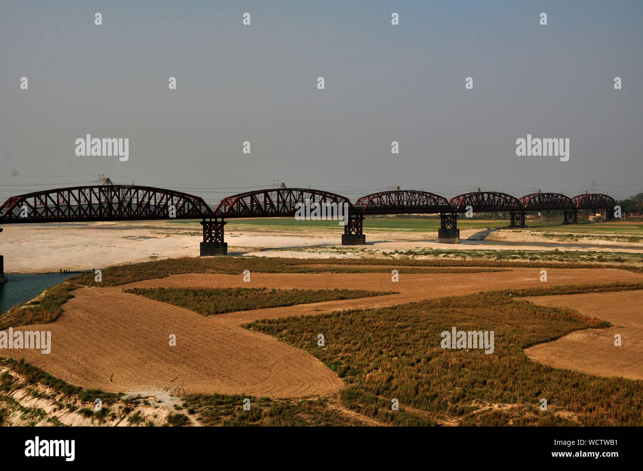 Die 1,8 km lange Hardinge Brücke über den ausgetrockneten Fluss Padma, Dhaka - Kolkata Bahnstrecke. Die Brücke verbindet Pakshi und Bheramara Stationen auf Breitspur Eisenbahn, aus dem südwestlichen Division von Khulna zu Parbatipur im nördlichen Bereich der Rangpur. Die Brücke wurde 1912 von dem britischen Ingenieur Sir Robert Gailes erbaut und nach Herrn Hardinge, der Vizekönig von Indien von 1910 bis 1916 benannt. Pakshi, Pabna, Bangladesch. 18. Oktober 2009. Stockfoto