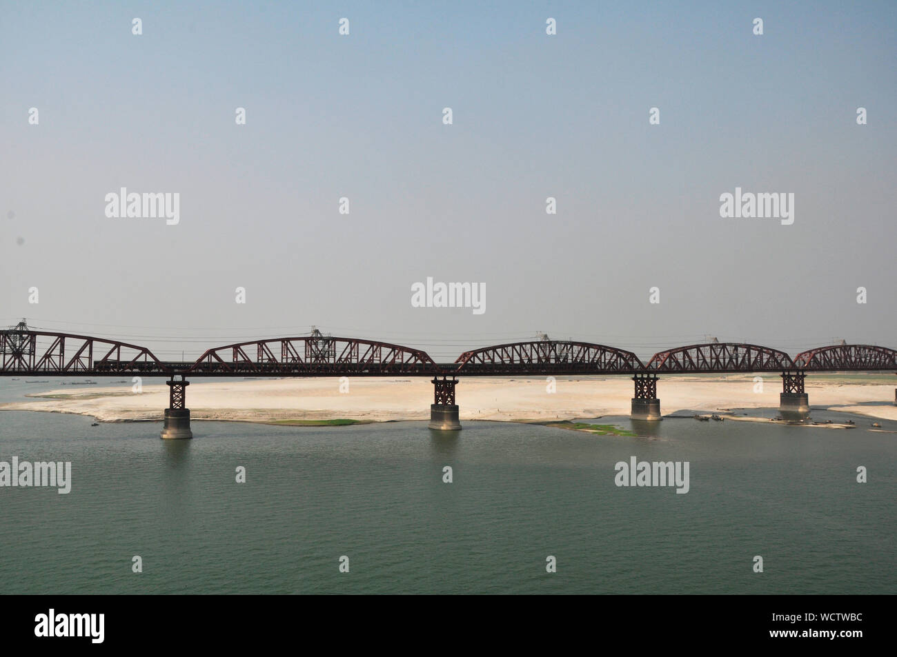 Die 1,8 km lange Hardinge Brücke über den Fluss Padma, Dhaka - Kolkata Bahnstrecke. Die Brücke verbindet Pakshi und Bheramara Stationen auf Breitspur Eisenbahn, aus dem südwestlichen Division von Khulna zu Parbatipur im nördlichen Bereich der Rangpur. Die Brücke wurde 1912 von dem britischen Ingenieur Sir Robert Gailes erbaut und nach Herrn Hardinge, der Vizekönig von Indien von 1910 bis 1916 benannt. Pakshi, Pabna, Bangladesch. 18. Oktober 2009. Stockfoto