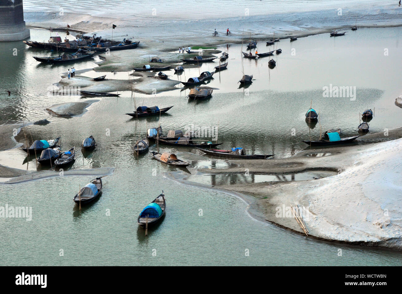 Fischerboote liegen auf Flachwasser der Trocknung Padma River. Der Fluss ist die Trocknung durch Entzug des Ganges Wasser bei farakka Barrage in Westbengalen. Die ökologische Katastrophe hat die Fischerei der Gemeinschaft beeinträchtigt und Sie kämpfen, um ein Leben zu bilden. Pakshi, Pabna, Bangladesch. März 21, 2011. Stockfoto