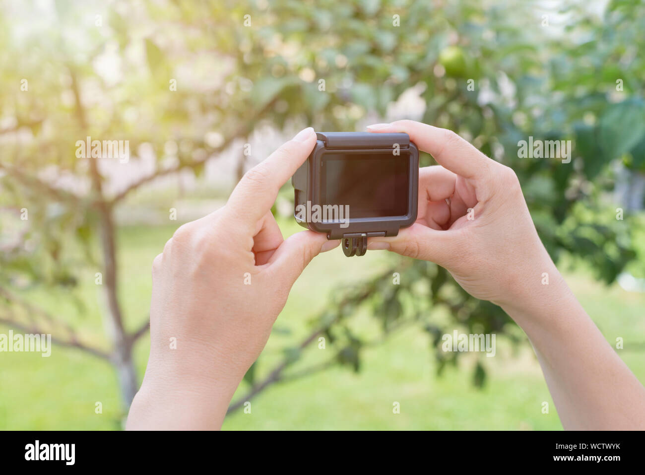 Frau mit Action Kamera und Aufnahme. Leerer Bildschirm für mockup. Konzept. Stockfoto