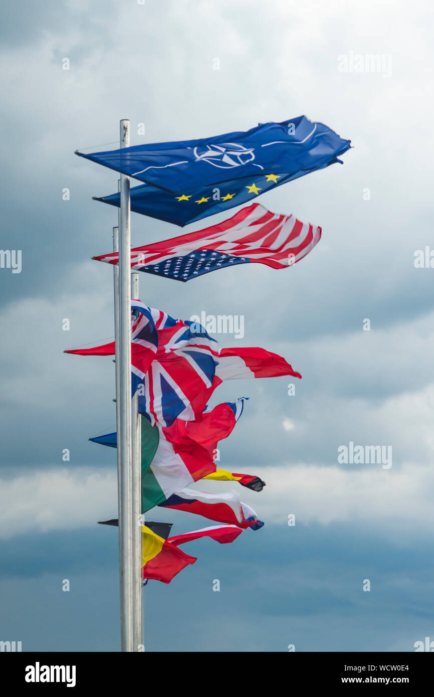 Flaggen von Ländern, die NATO und UE am SIAF, Slowakische International Air Fest 2019. Sliac, Slowakei. Stockfoto
