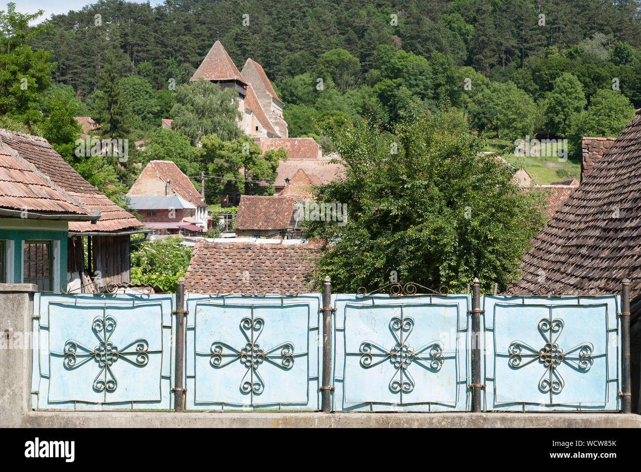 Eine dekorative Metallzaun Screening einen Garten im Dorf von copsa Mare, Siebenbürgen, Rumänien Stockfoto