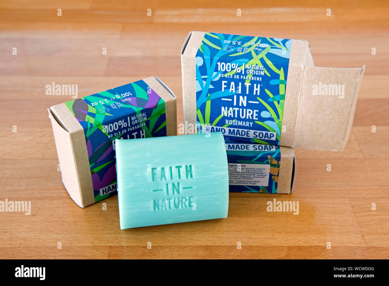 Der Glaube an die Natur handgemachte ethische vegane Seife in nachhaltige Verpackungen aus Pappe. Null ... Stockfoto