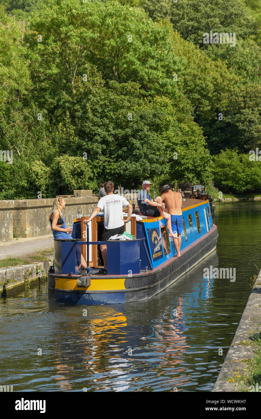 BATH, ENGLAND - Juli 2019: Boot mit Menschen an Bord segeln über die Dundas Aquaduct auf dem Kennet and Avon Canal in der Nähe der Stadt Bath Schmal Stockfoto