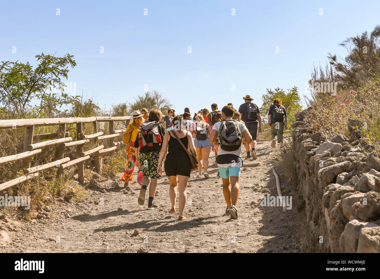 Neapel, Italien - AUGUST 2019: Menschen zu Fuß auf den Weg zum Krater des Vesuvs am Stadtrand von Neapel. Stockfoto