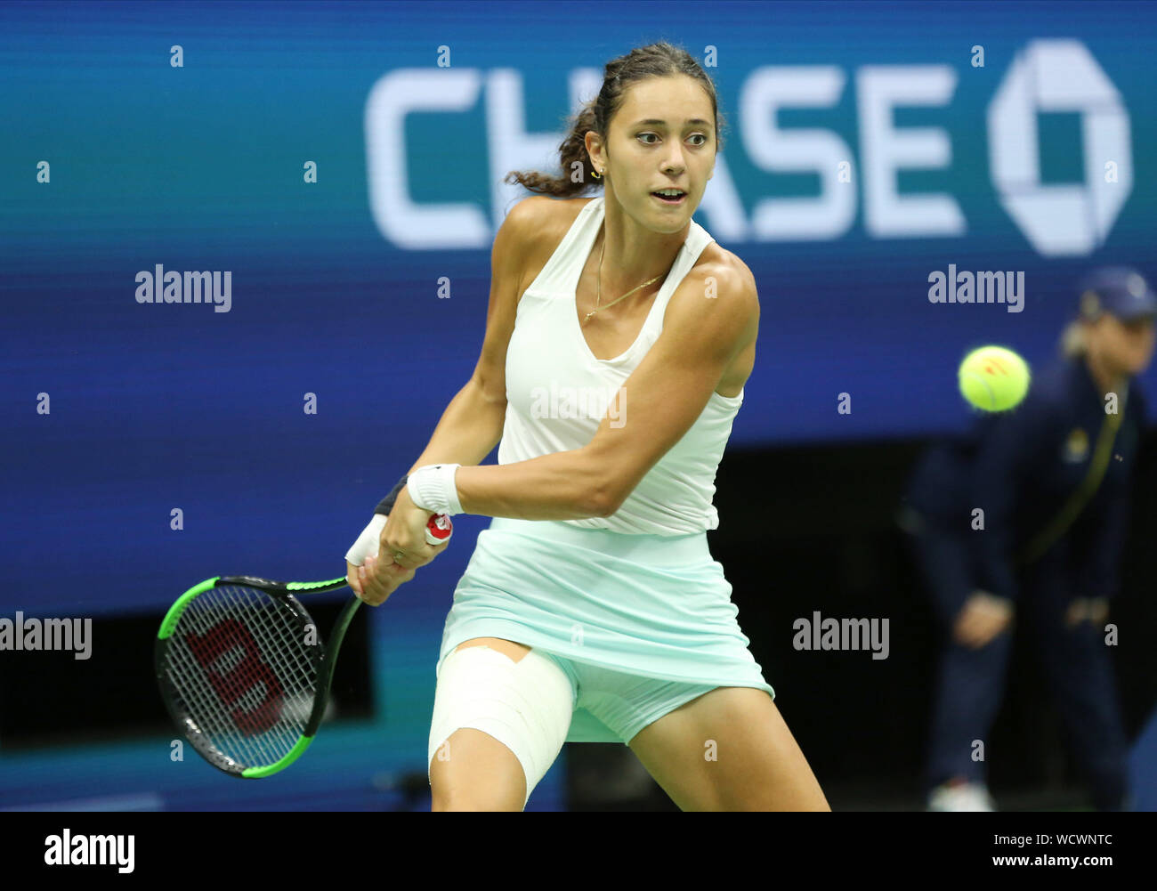 Mariam Bolkvadze von Georgien gibt die dienen, Karolina Pliskova der tschechischen Republik während ihres zweiten Runde an der 2019 US Open Tennis Championships am USTA Billie Jean King National Tennis Center am Mittwoch, August 28, 2019 in New York City. Pliskova gewann 6-1, 6-4. Foto von Monika Graff/UPI Stockfoto