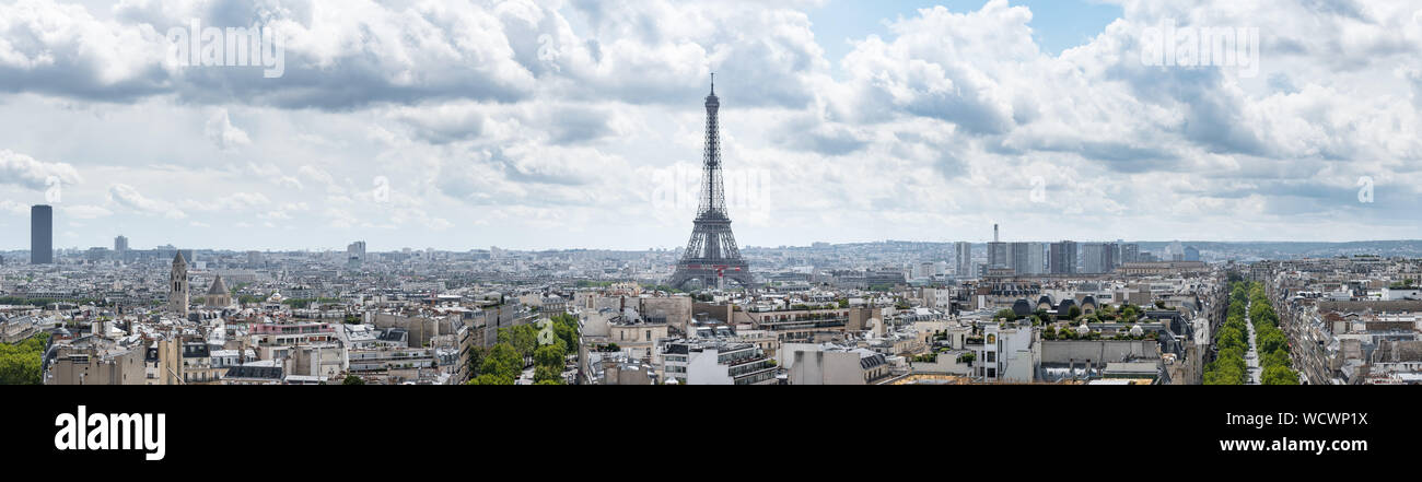 Große Panoramafenster Stadtbild von Paris, Frankreich, mit dem Eiffelturm zentriert in das Bild unter einem dramatischen bewölkten Himmel. Stockfoto