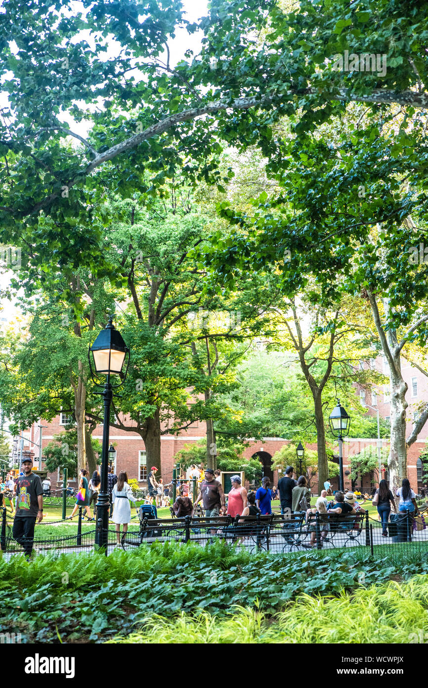NEW YORK CITY - August 24, 2019: Blick vom Washington Square Park in Greenwich Village in Manhattan an einem Sommernachmittag. Menschen und NYU sichtbar sind. Stockfoto