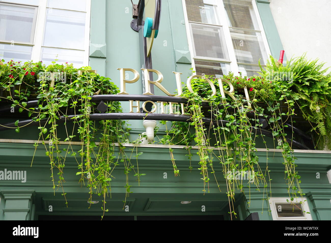 Städtischen Garten, Blumen und Pflanzen hängen auf Fensterbänken, Old Quebec City, Kanada Stockfoto