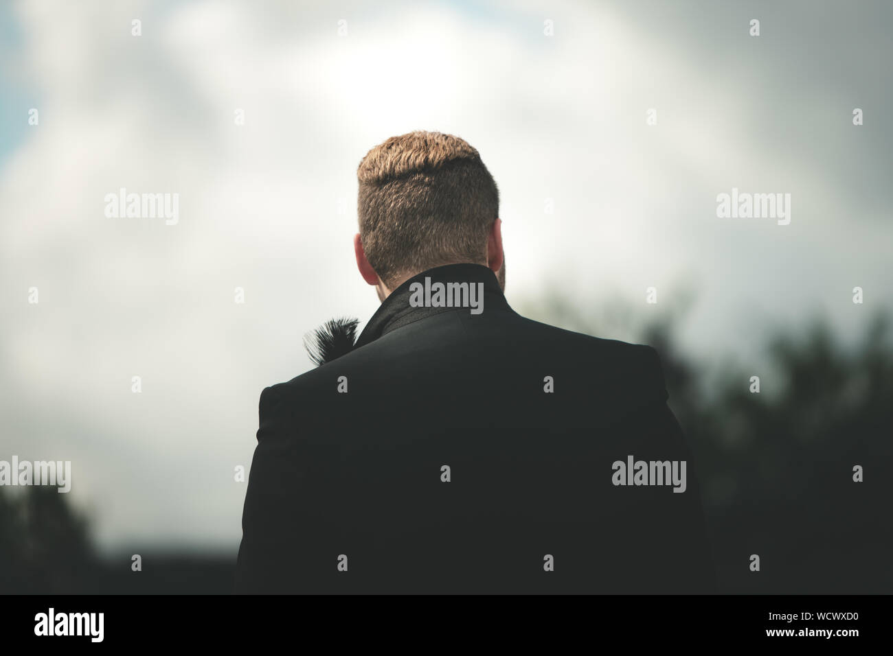 Der Bräutigam bei einer Hochzeit warten auf die Braut in eine dramatische Szene Stockfoto Der Bräutigam bei einer Hochzeit warten auf die Braut in eine dramatische Szene Stockfoto