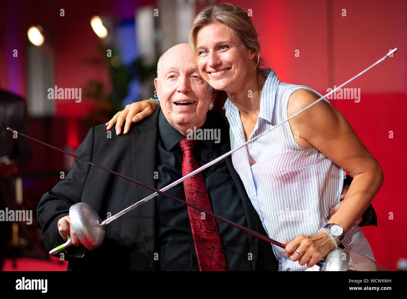 Köln, Deutschland. 28 Aug, 2019. Der ehemalige Fußball-manager Rainer Calmund stellt bei der Preisverleihung "Lichtgestalt Sport 2019" mit der ehemaligen Fechterin Britta Heidemann. Credit: Marius Becker/dpa/Alamy leben Nachrichten Stockfoto