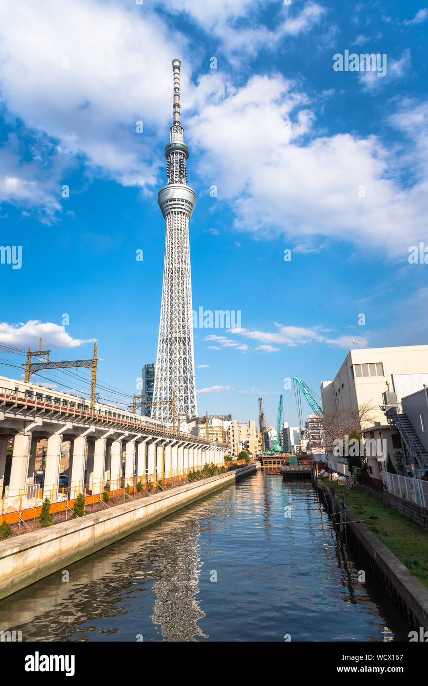 Skytree Turm mit einem erhöhten Eisenbahnstrecke im Vordergrund an einem klaren Wintertag Stockfoto