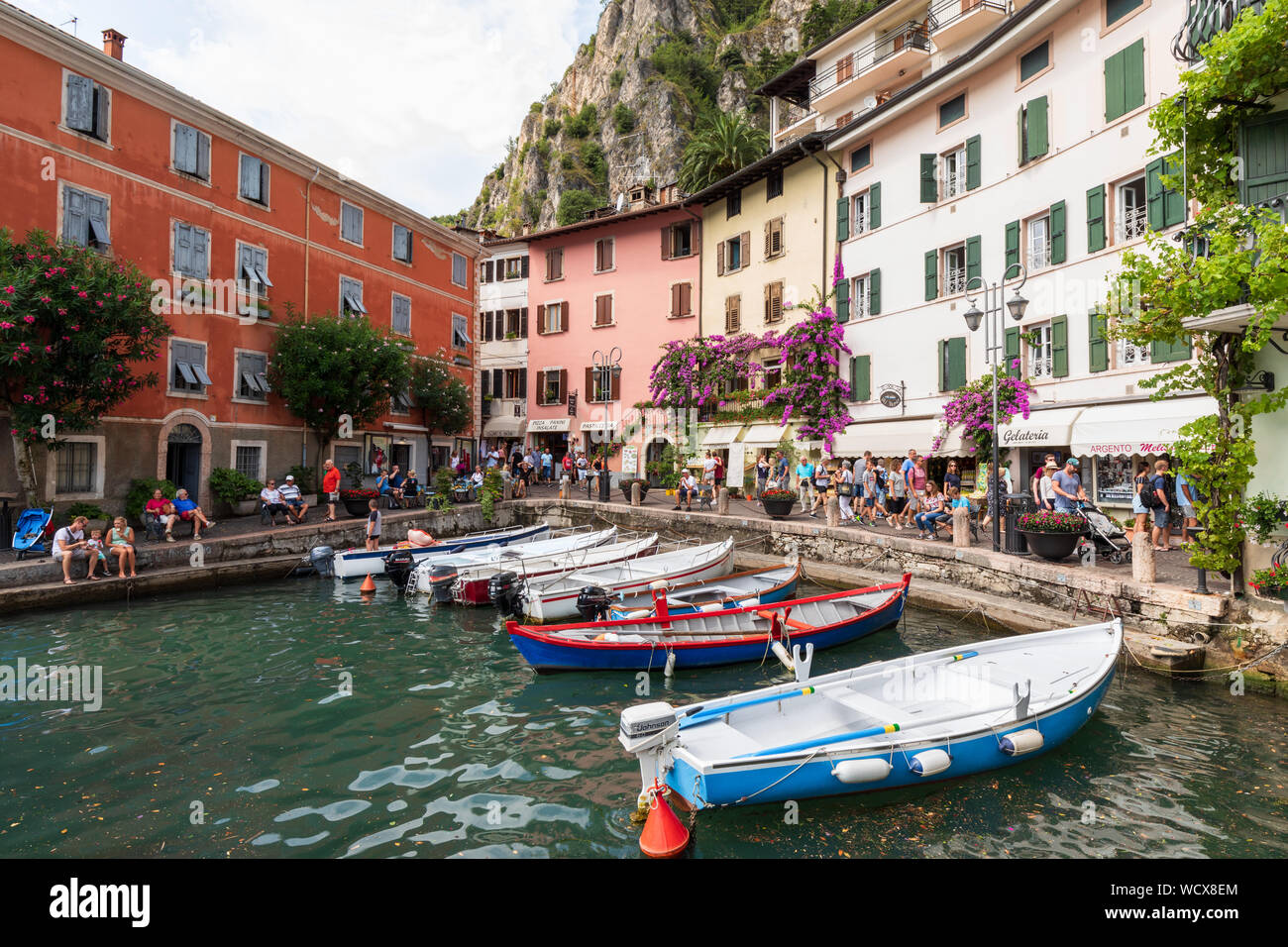 Limone sul Garda alten Hafen am Gardasee. Im Zentrum von Limone ist der alte Hafen mit traditionellen Gardasee Boote gefüllt und gesäumt von Cafés. Stockfoto